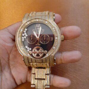 👤 VINTAGE DAIMOND INCLOSED ROYALTON WATCH ( NEEDS NEW BATTERY ) -    $30